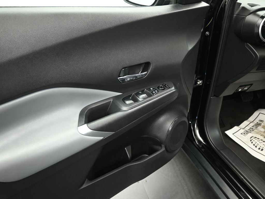 Used 2023 Nissan Kicks SR w/ SR Premium Package FWD image 10