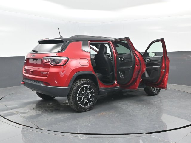 Used 2025 Jeep Compass Trailhawk AWD/4WD image 30