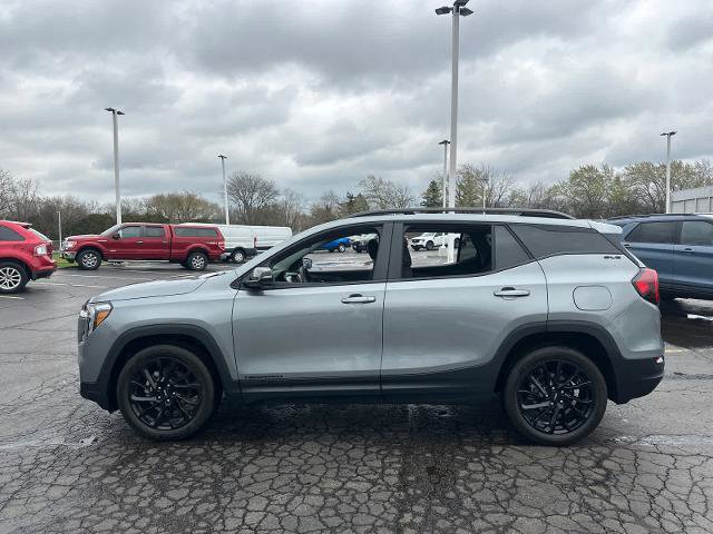 Used 2023 GMC Terrain SLE w/ Driver Convenience Package FWD image 4