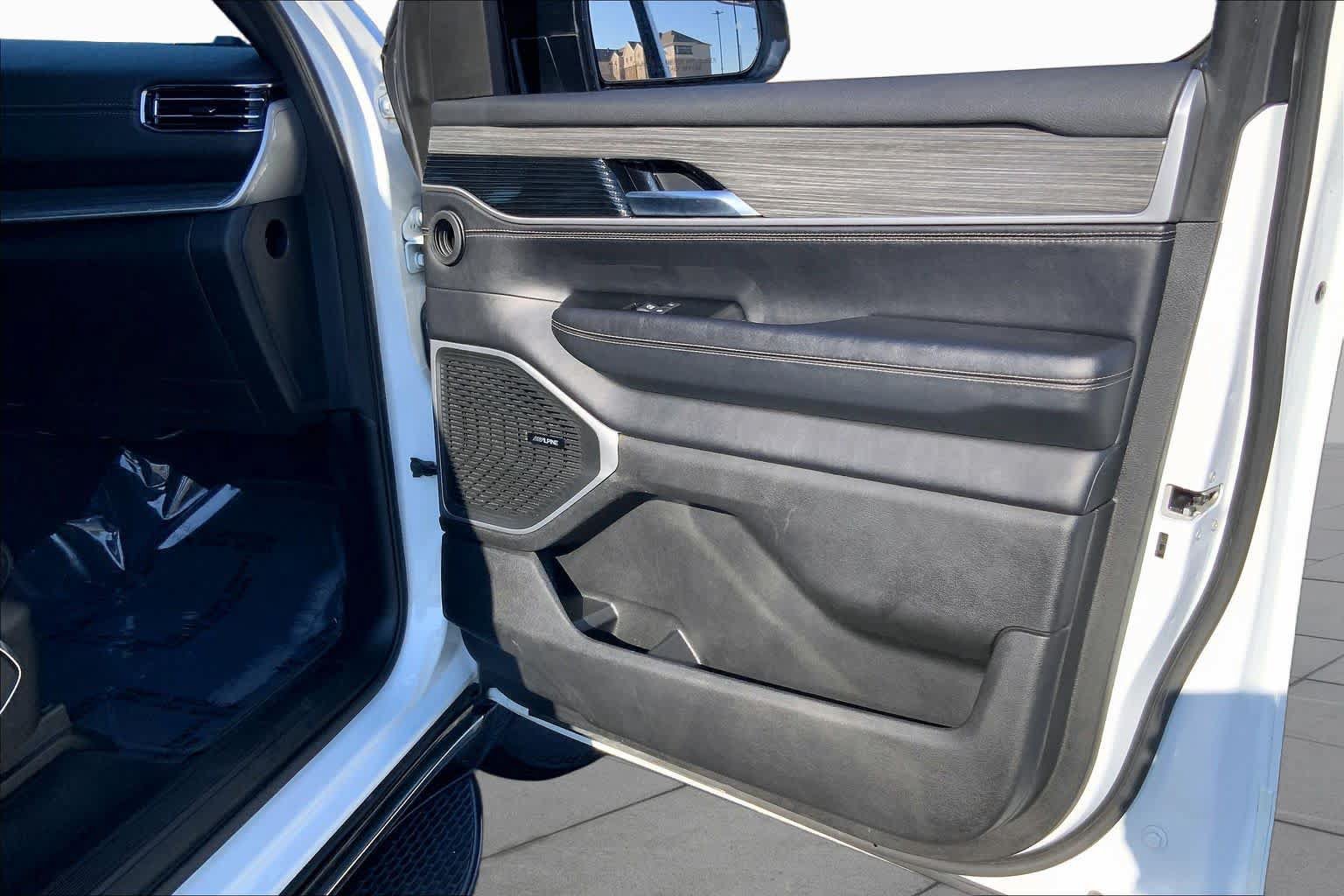 Used 2024 Jeep Wagoneer L Series II w/ Flexible Seating Group AWD/4WD image 21