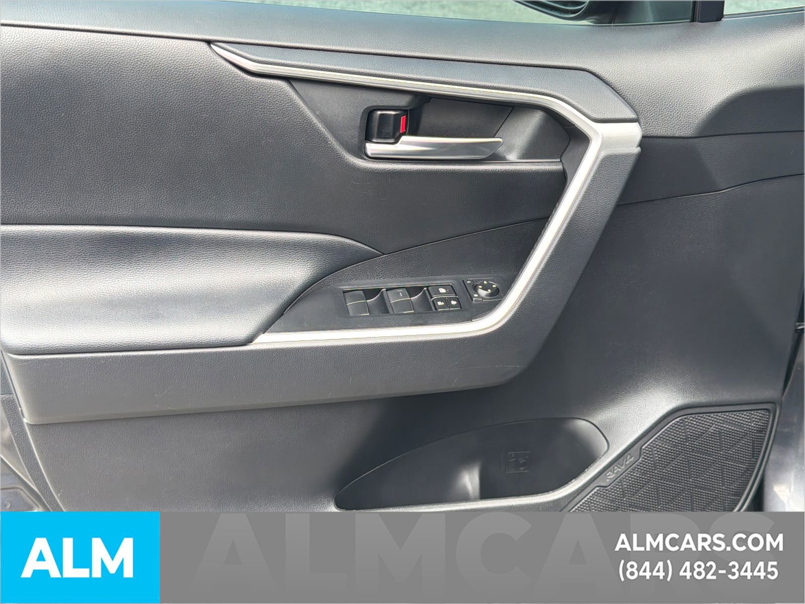 Used 2021 Toyota RAV4 XLE w/ Convenience Package FWD image 11