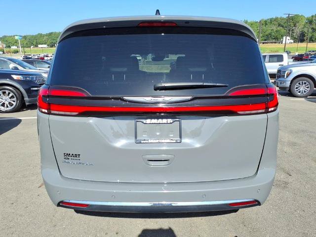 Used 2025 Chrysler Pacifica Select FWD image 3
