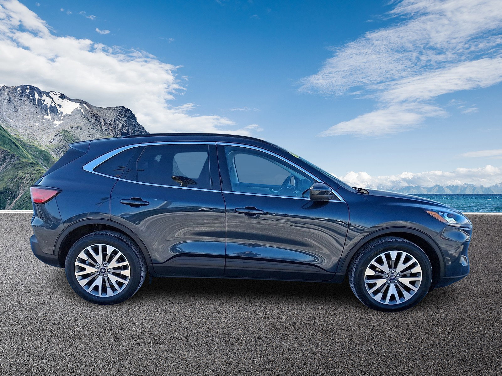 Certified 2022 Ford Escape Titanium w/ Class II Trailer Tow Package image 5