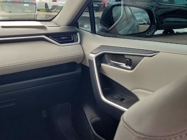 Used 2021 Toyota RAV4 XLE Premium image 17