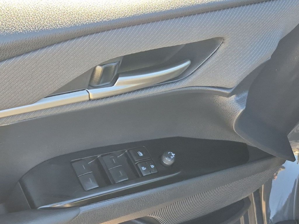 Used 2025 Toyota Camry SE FWD image 11