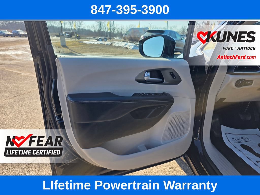 Used 2024 Chrysler Pacifica Touring-L FWD image 14