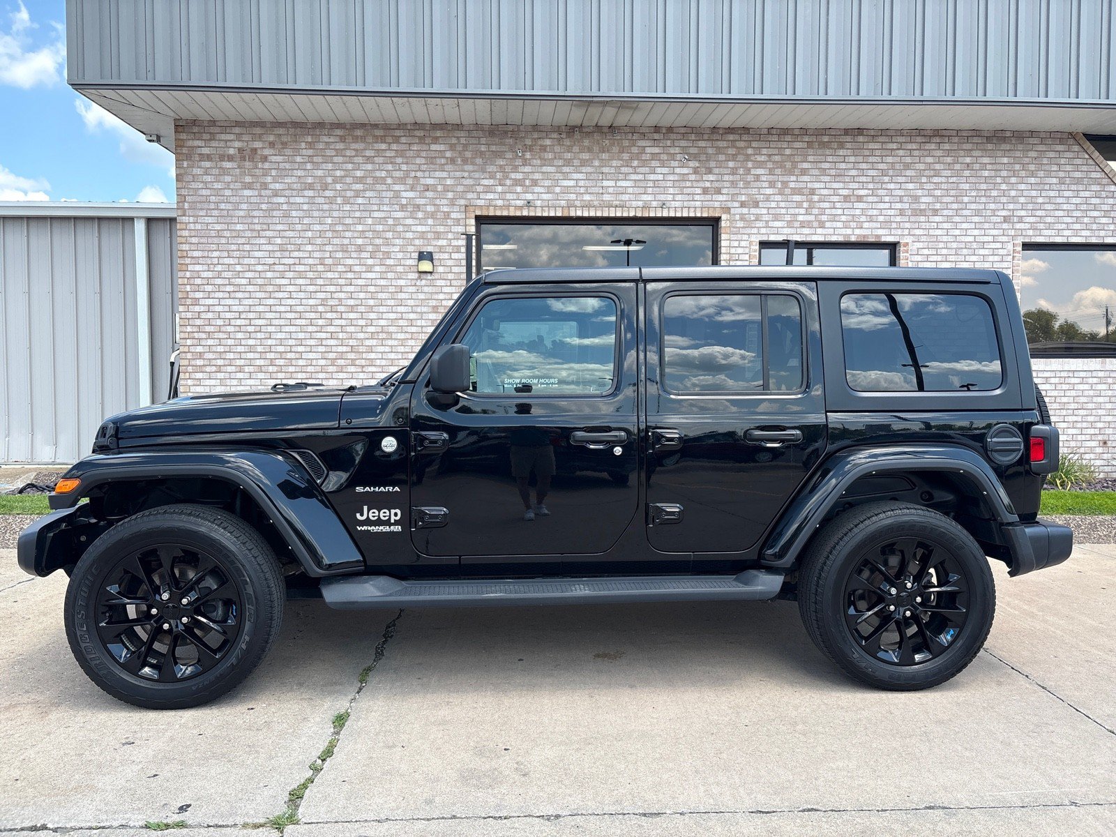 Used 2021 Jeep Wrangler Unlimited Sahara w/ Uconnect 4C Nav & Sound Group AWD/4WD image 3