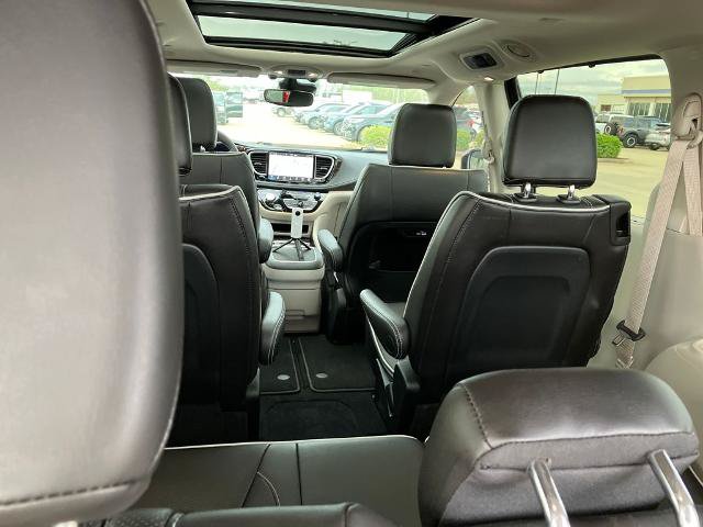 Used 2023 Chrysler Pacifica Limited AWD/4WD image 16