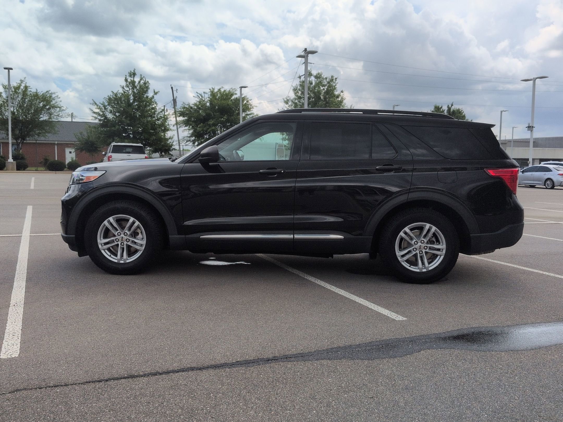 Certified 2021 Ford Explorer XLT w/ Equipment Group 202A RWD image 7