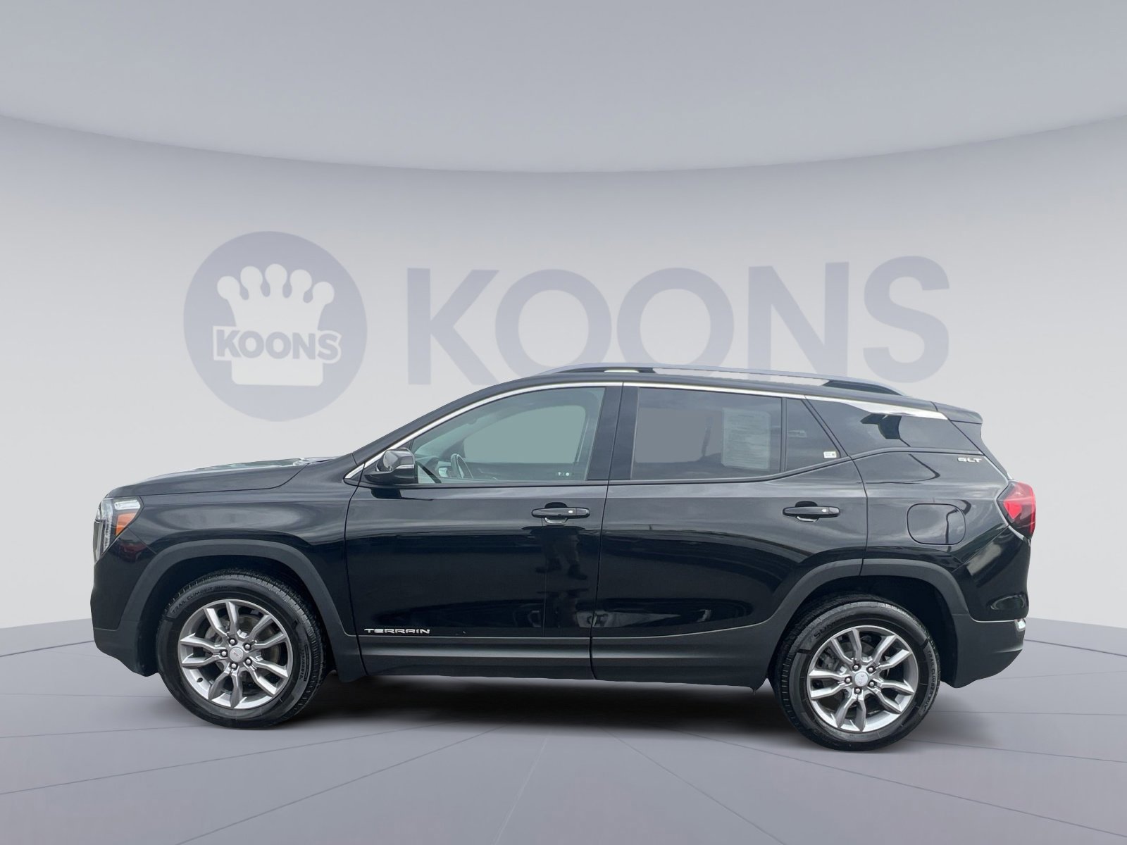 Used 2024 GMC Terrain SLT AWD/4WD image 3