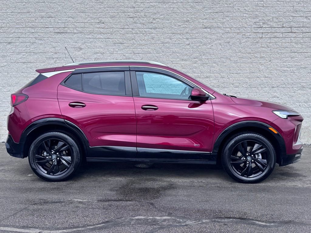 Used 2025 Buick Encore GX Sport Touring image 2