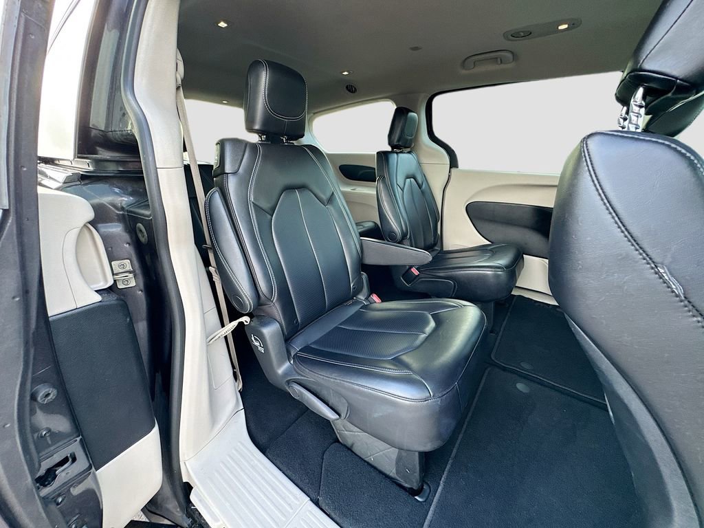 Used 2023 Chrysler Pacifica Touring-L FWD image 29