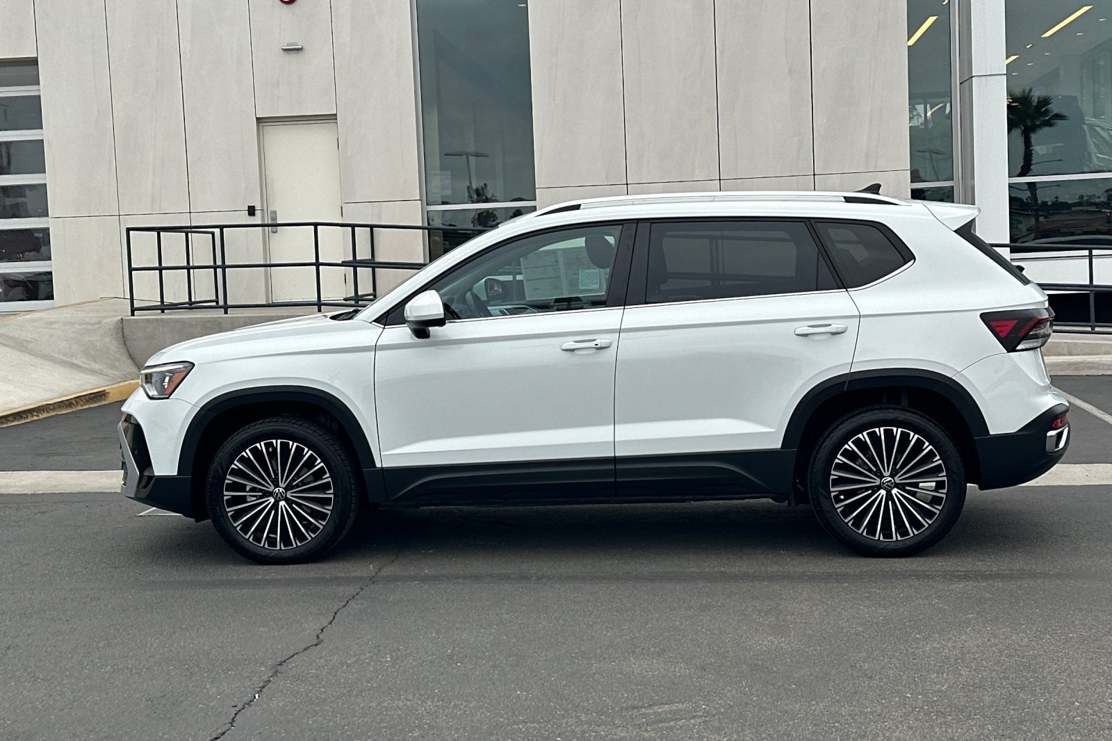 Used 2025 Volkswagen Taos SE FWD image 6