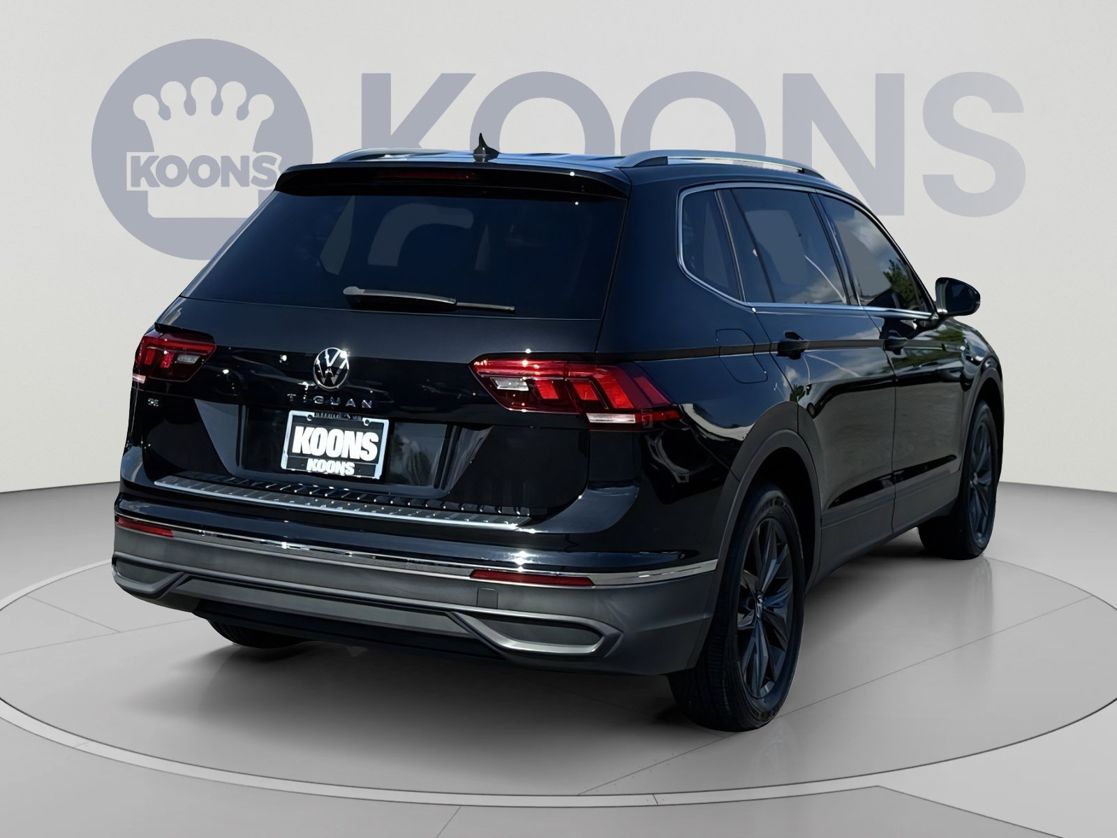 Used 2022 Volkswagen Tiguan SE w/ Panoramic Sunroof Package FWD image 11