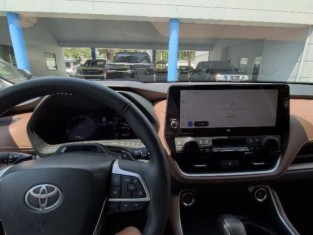 Used 2025 Toyota Grand Highlander AWD image 20