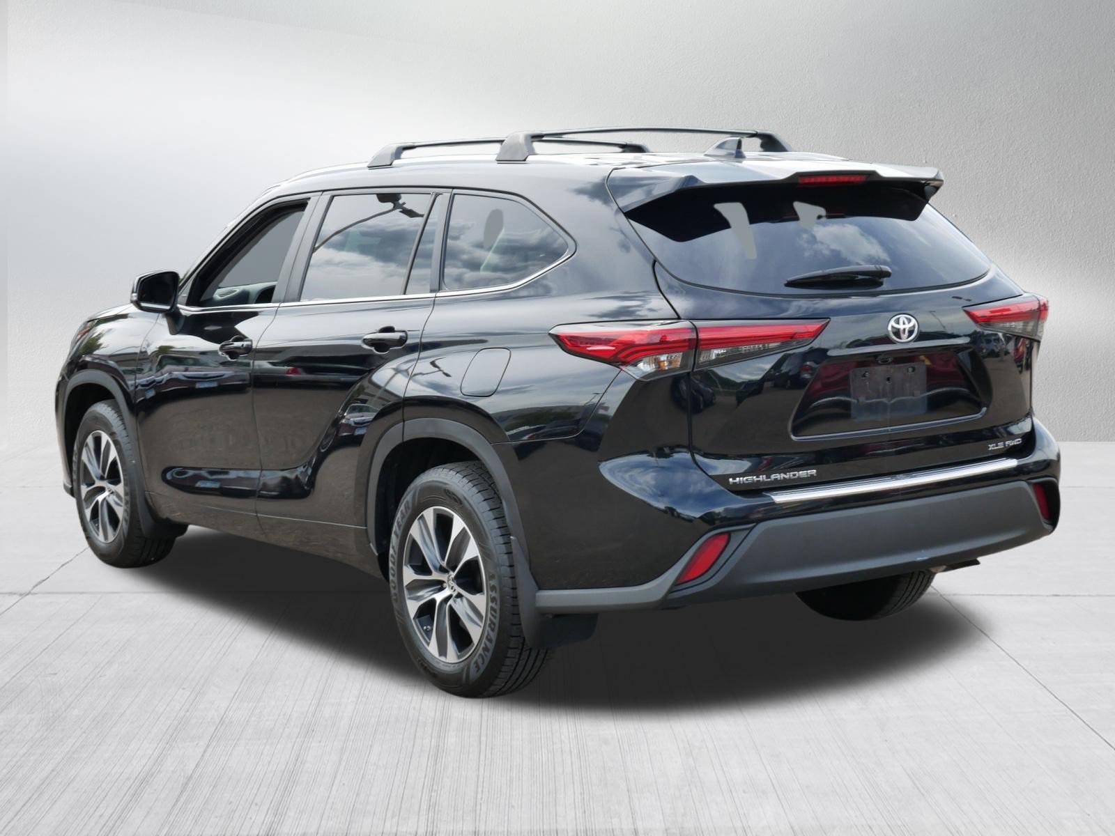 Used 2023 Toyota Highlander XLE AWD/4WD image 5