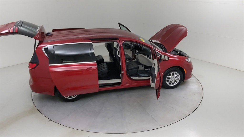 Used 2024 Chrysler Pacifica Touring-L image 47