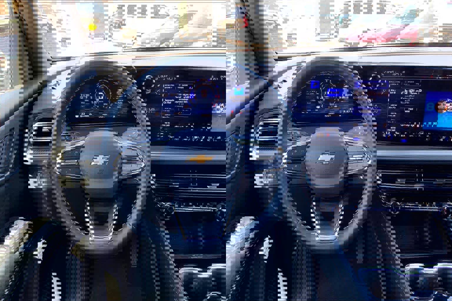 Used 2025 Chevrolet Traverse LT image 8