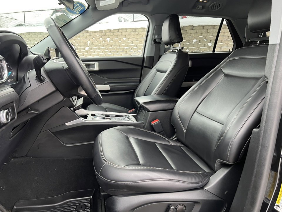 Certified 2022 Ford Explorer XLT w/ Equipment Group 202A image 9