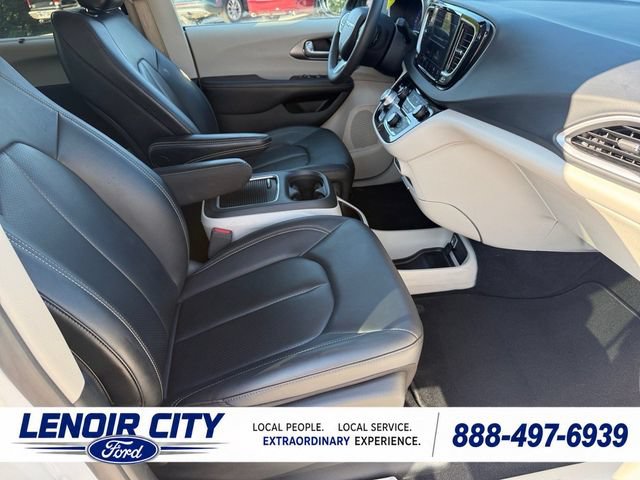 Used 2024 Chrysler Pacifica Touring-L FWD image 14
