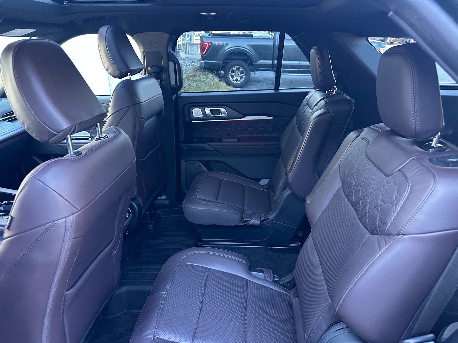 Certified 2025 Ford Explorer Platinum w/ LUX Leather Package image 24