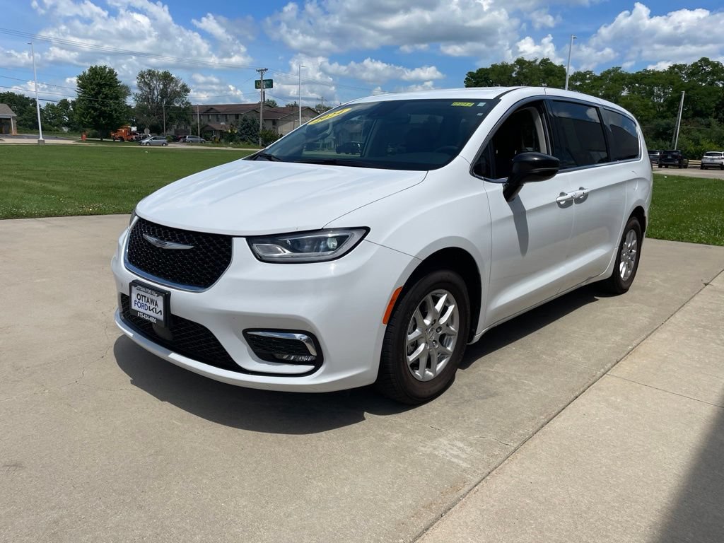 Used 2024 Chrysler Pacifica Touring-L FWD image 2