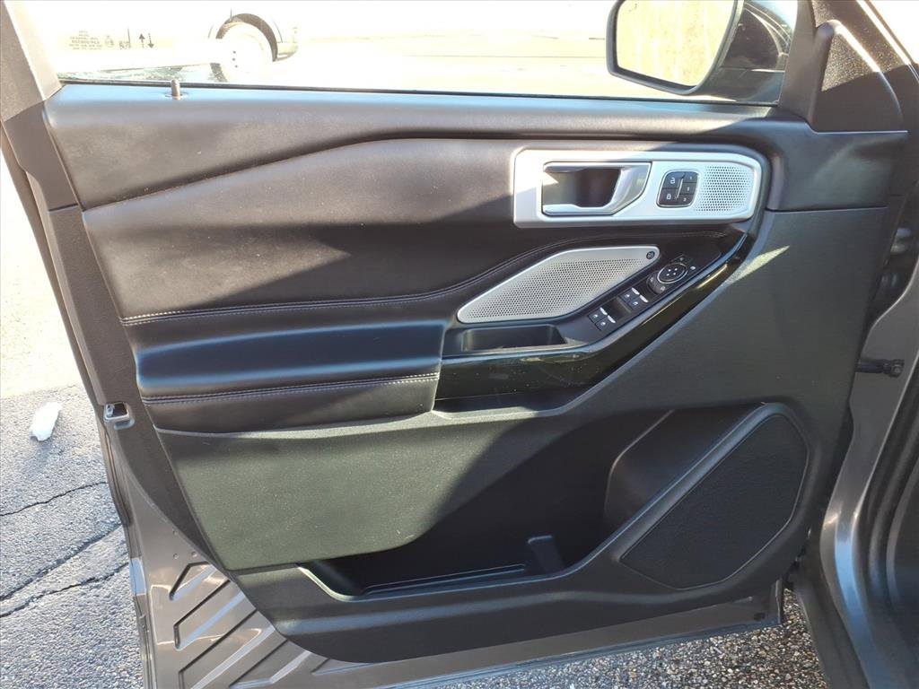 Certified 2021 Ford Explorer Platinum w/ Equipment Group 601A image 18
