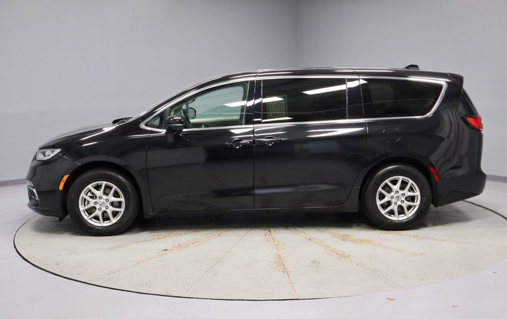 Used 2024 Chrysler Pacifica Touring-L FWD image 9