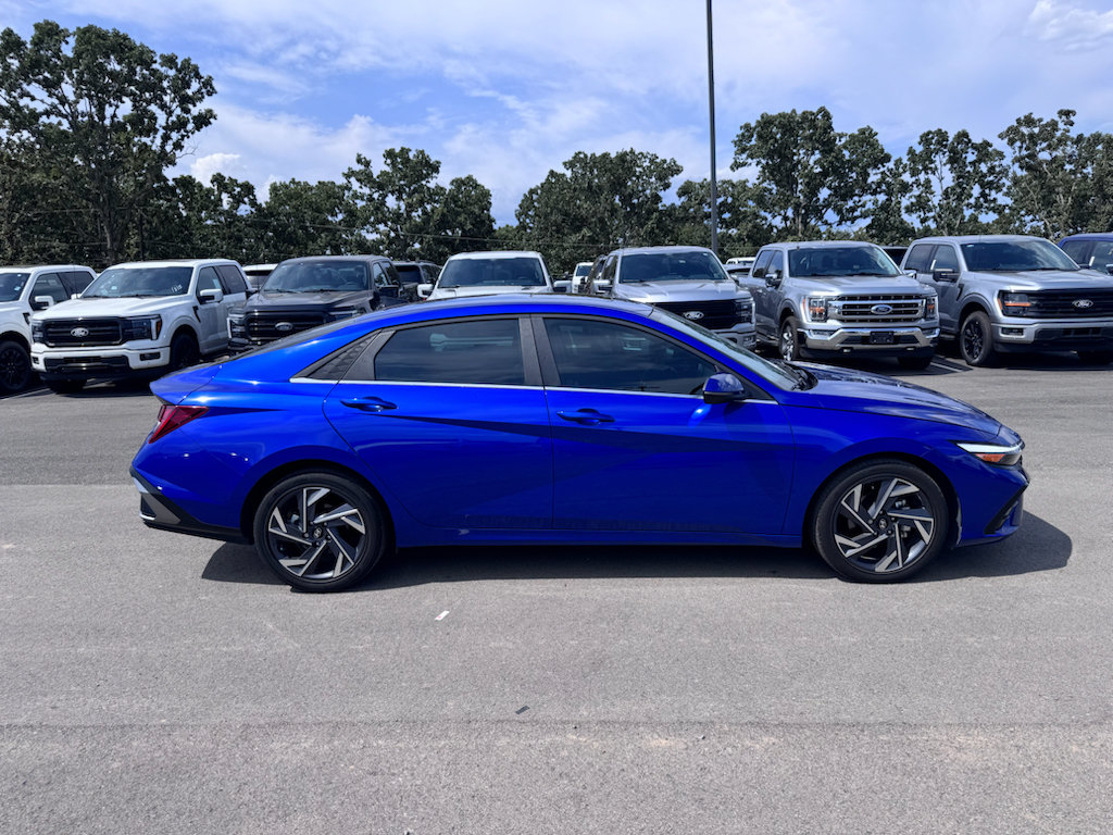Used 2025 Hyundai Elantra Limited w/ Cargo Package FWD image 4