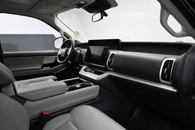 Certified 2025 Ford Expedition Active AWD/4WD image 32