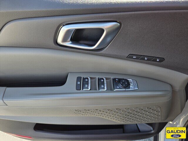 Used 2025 Kia Carnival EX FWD image 19