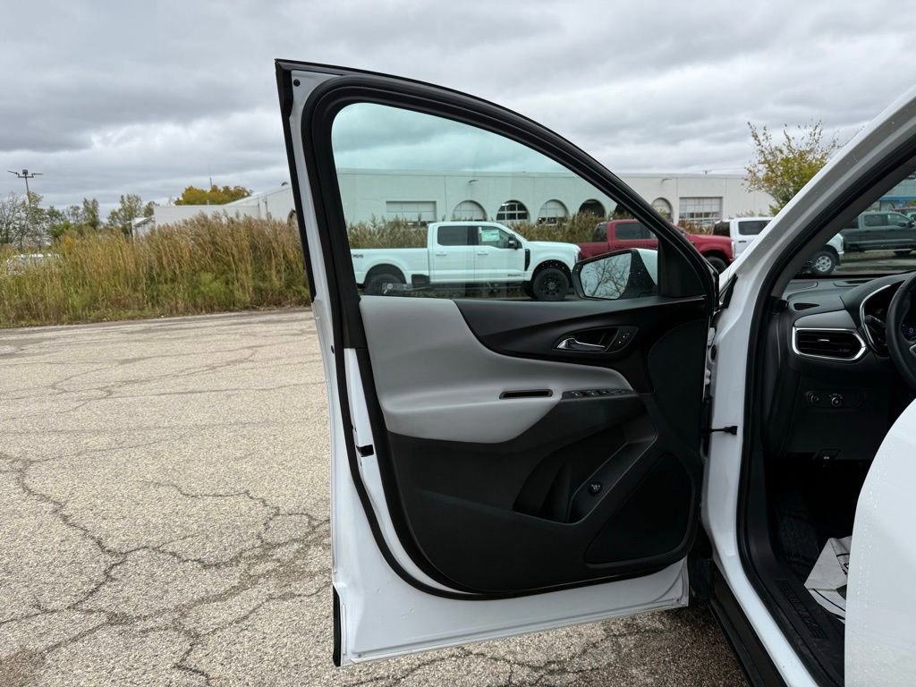 Used 2023 Chevrolet Equinox LT image 29