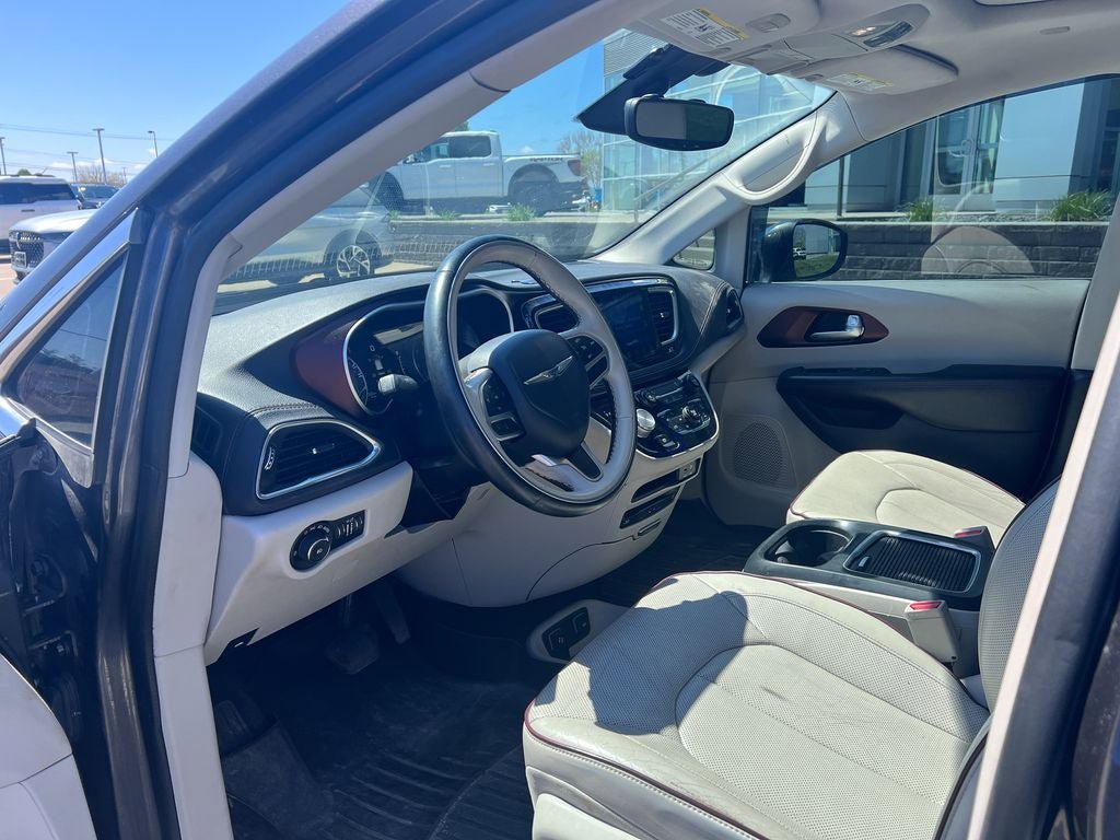 Used 2017 Chrysler Pacifica Limited w/ UConnect Theater Package FWD image 9