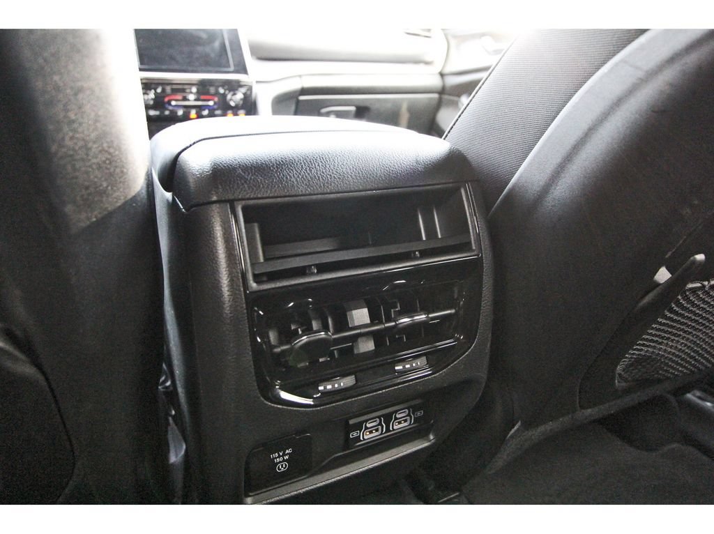 Used 2025 Jeep Grand Cherokee Altitude RWD image 11