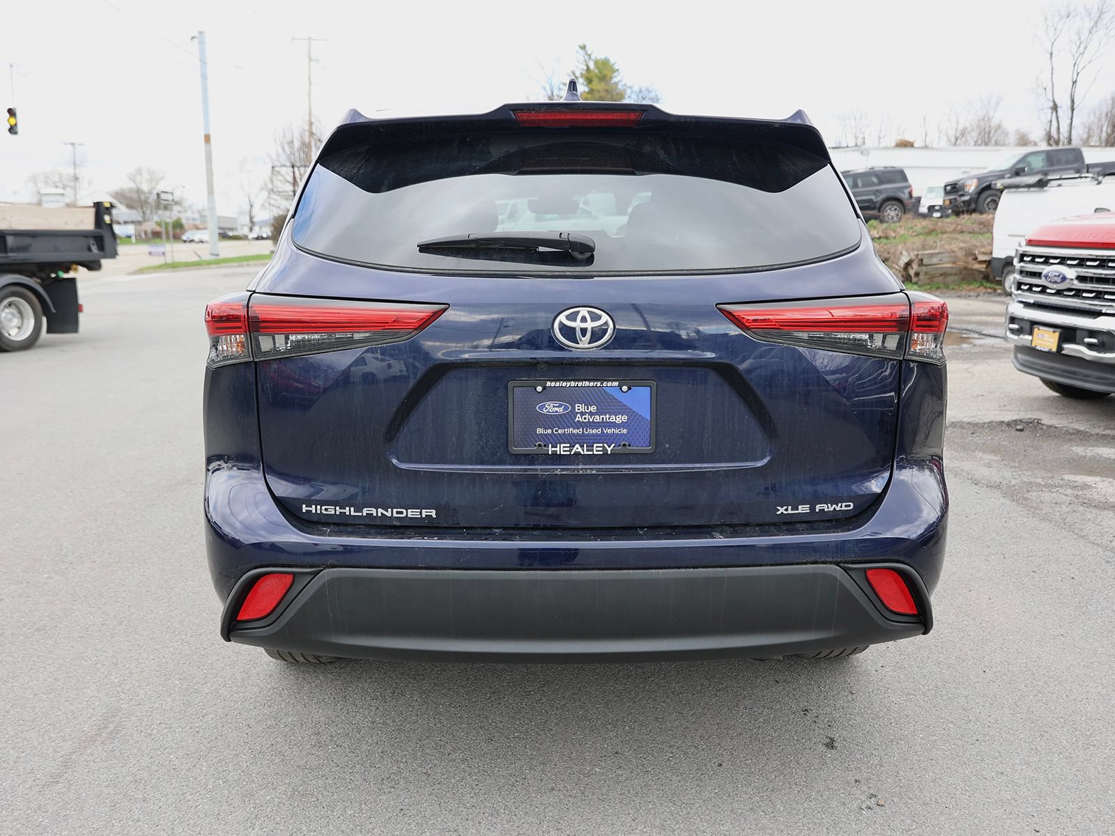 Used 2023 Toyota Highlander XLE AWD/4WD image 6