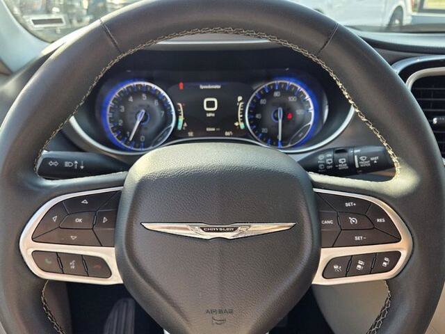 Used 2023 Chrysler Pacifica Touring-L FWD image 26