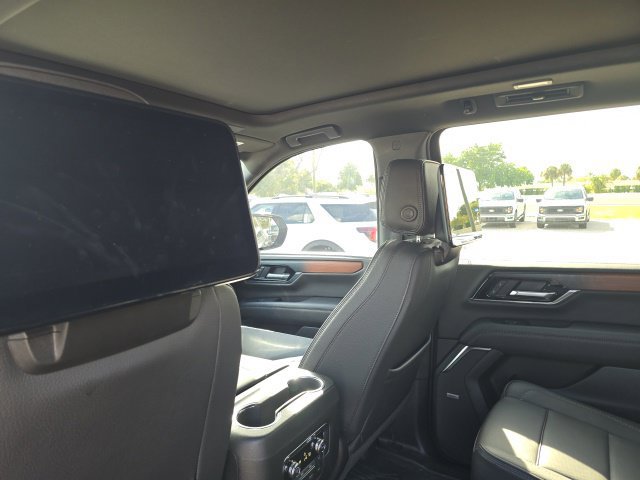 Used 2025 GMC Yukon XL Denali w/ Denali Reserve Package AWD/4WD image 8