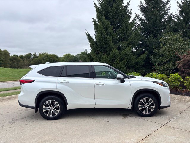 Used 2022 Toyota Highlander XLE AWD/4WD image 7