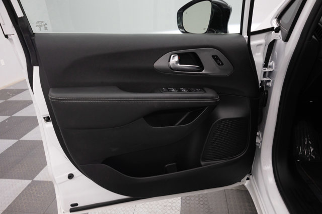 Used 2025 Chrysler Pacifica Select FWD image 19