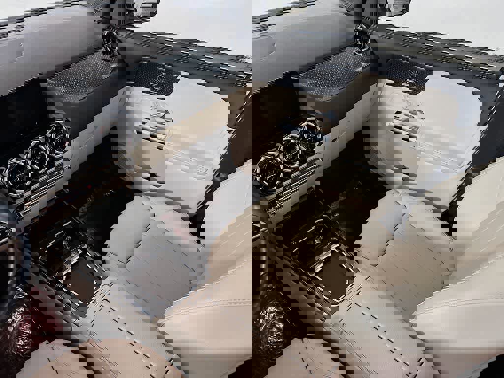 Used 2025 Mercedes-Benz GLA 250 4MATIC image 14