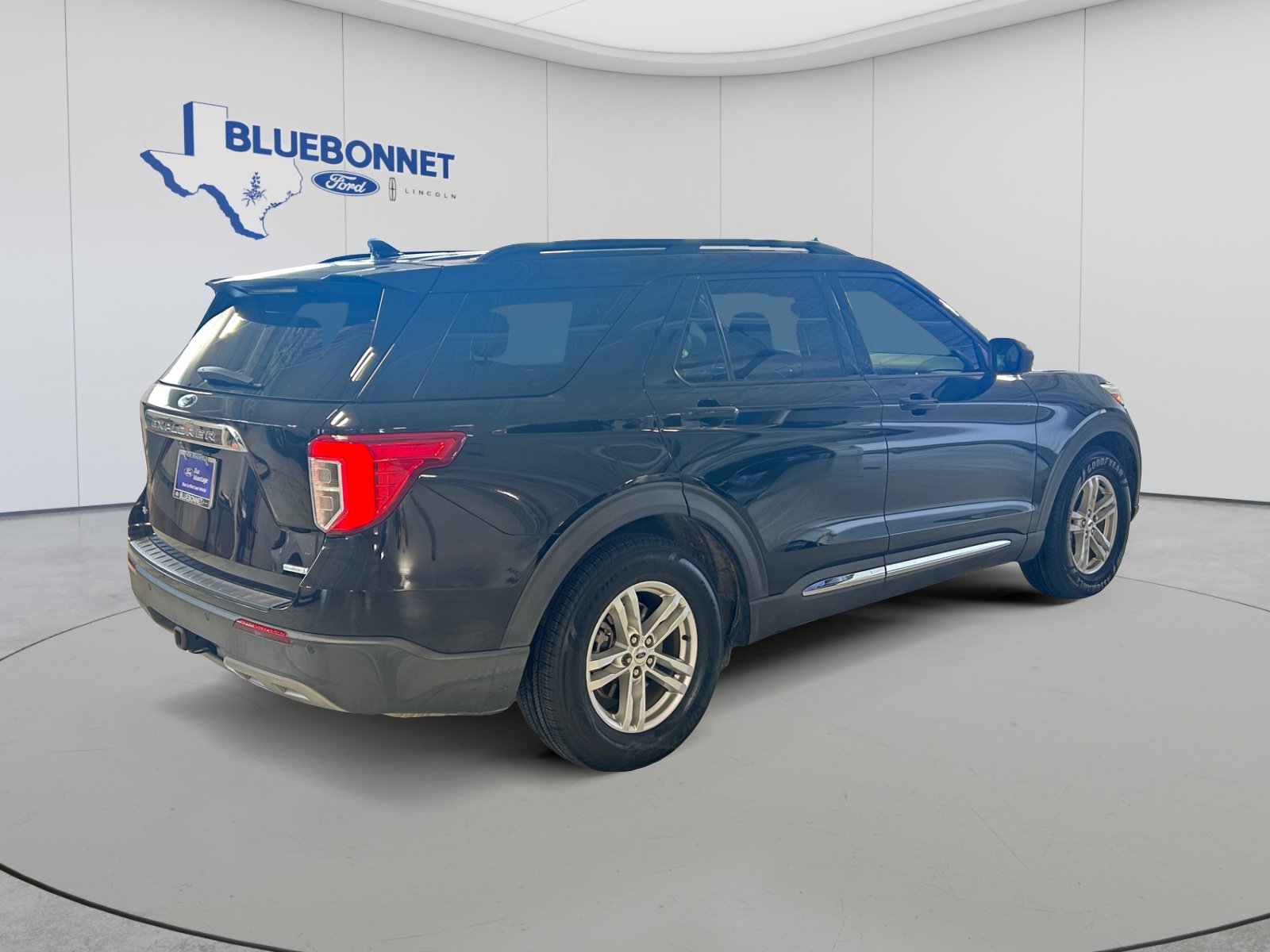 Certified 2020 Ford Explorer XLT w/ Equipment Group 202A RWD image 5