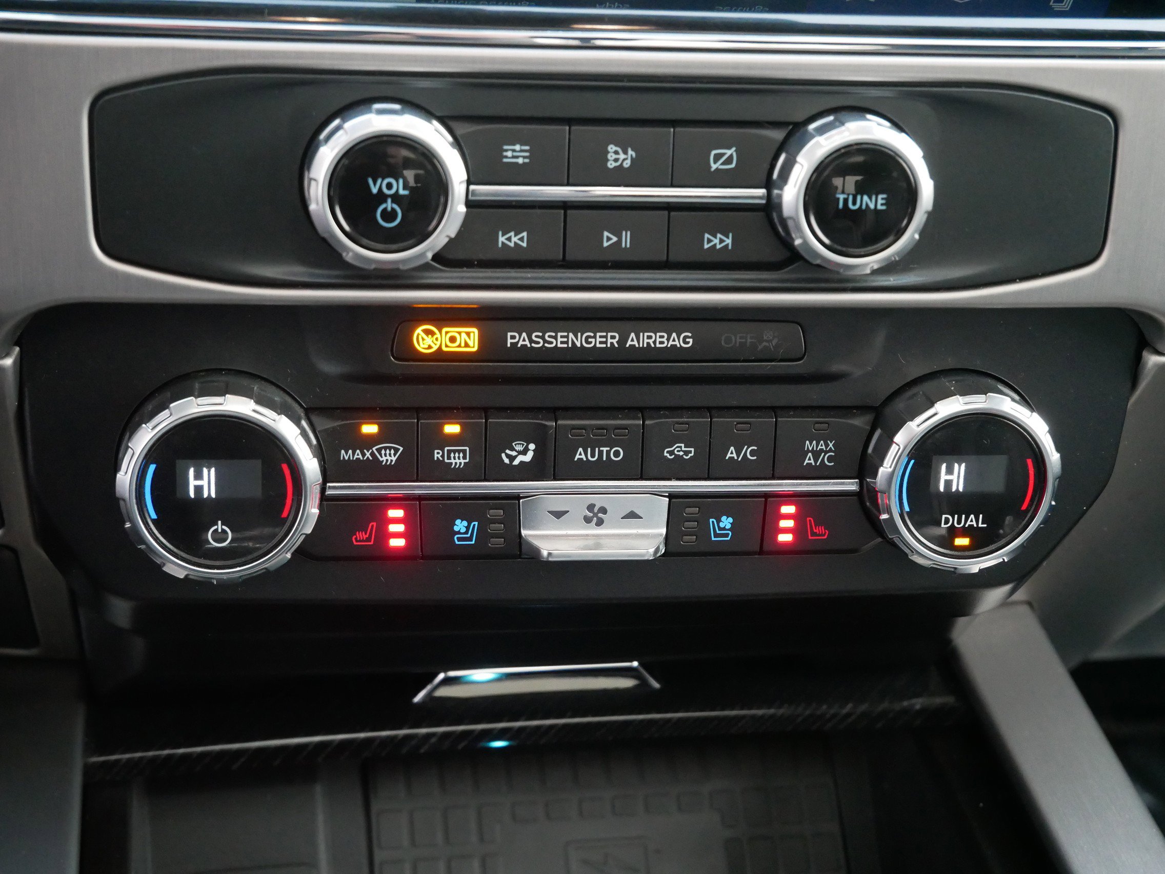 Certified 2022 Ford F350 Platinum w/ FX4 Off-Road Package image 16