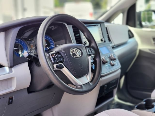 Used 2020 Toyota Sienna LE w/ LE Preferred Package FWD image 20