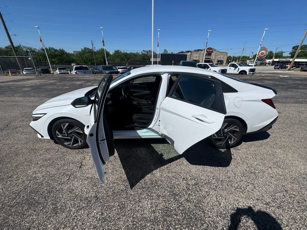 Used 2025 Hyundai Elantra Sport FWD image 7