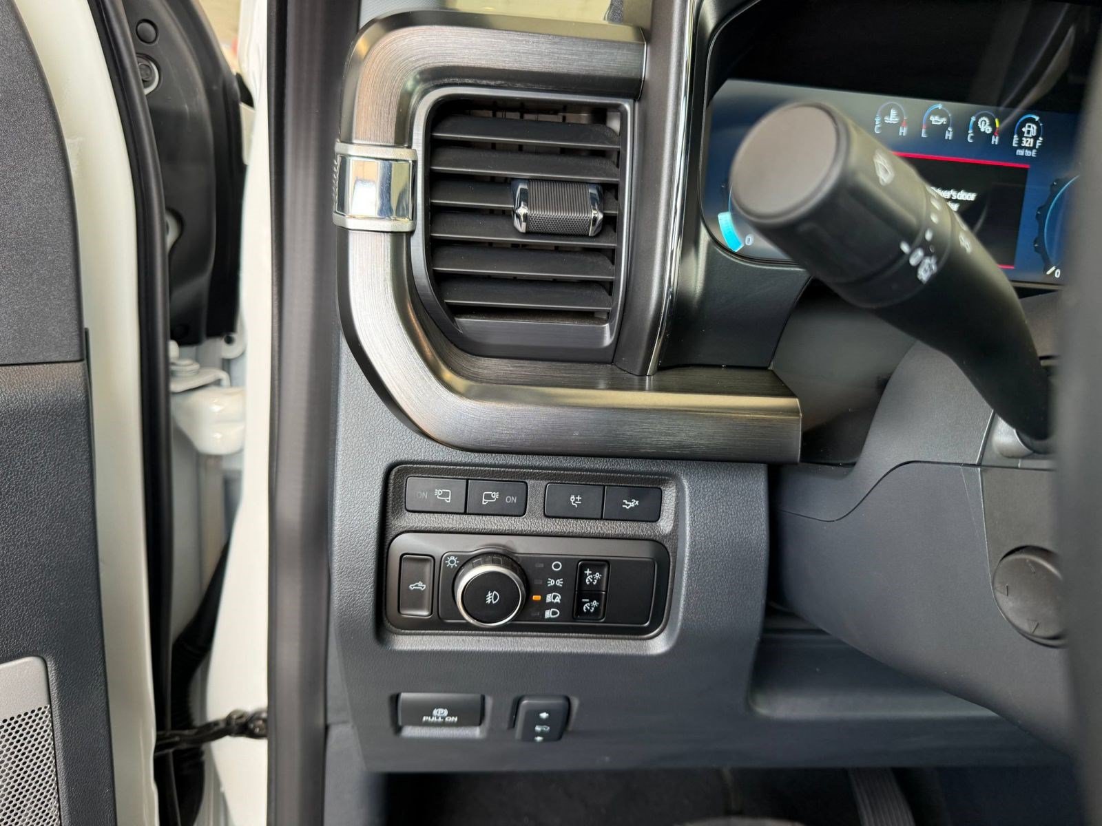 Certified 2024 Ford F250 Lariat w/ Lariat Ultimate Package AWD/4WD image 31