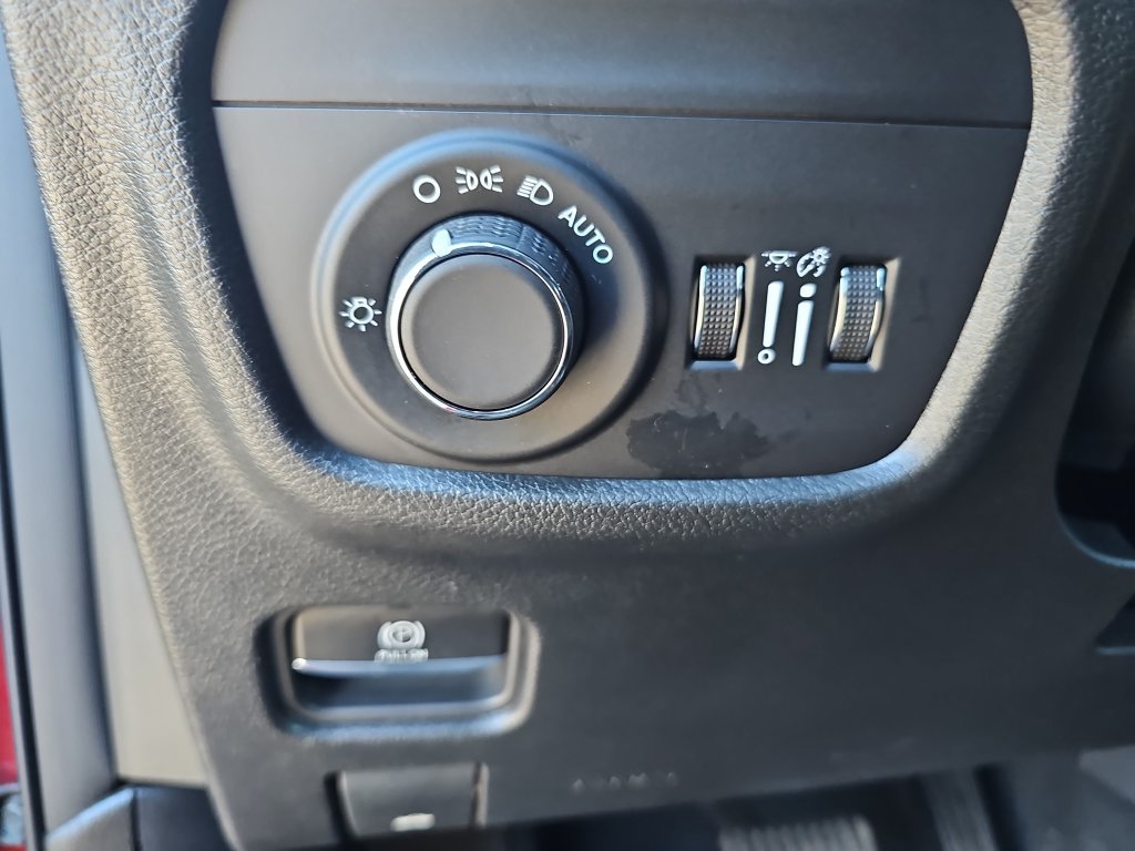 Used 2025 Jeep Grand Cherokee Altitude AWD/4WD image 24