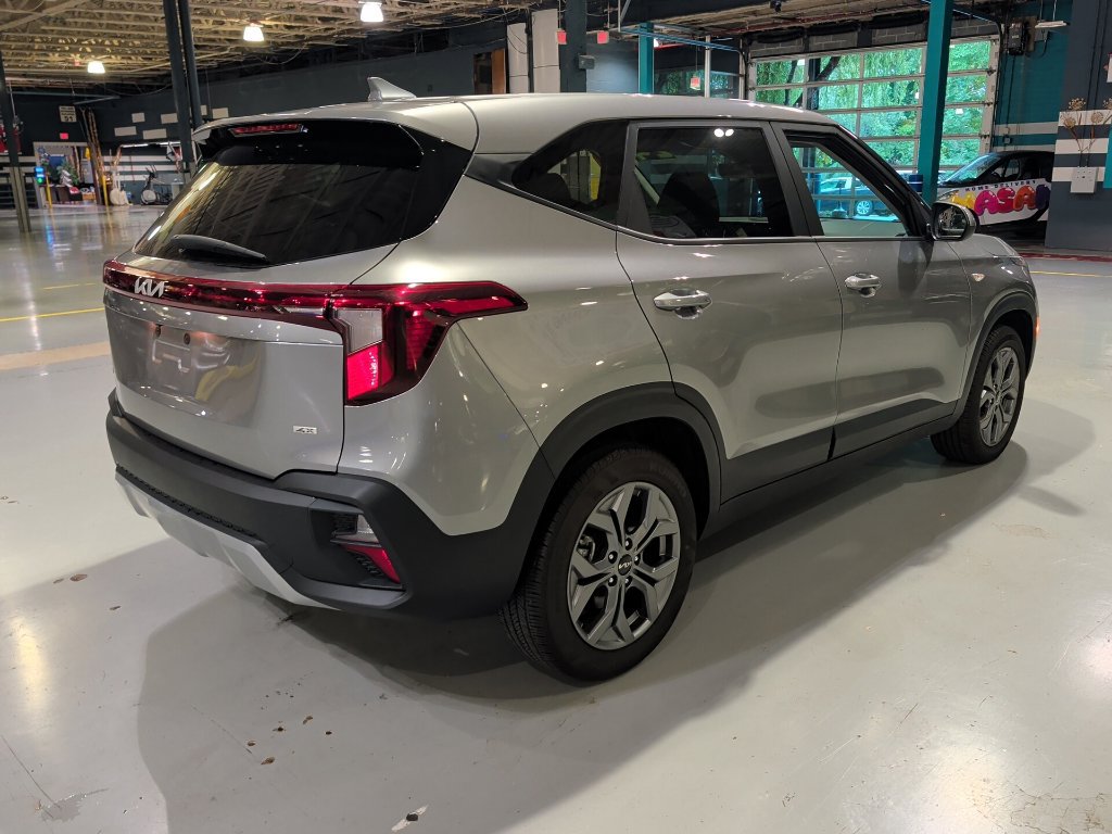 Used 2024 Kia Seltos LX AWD/4WD image 11
