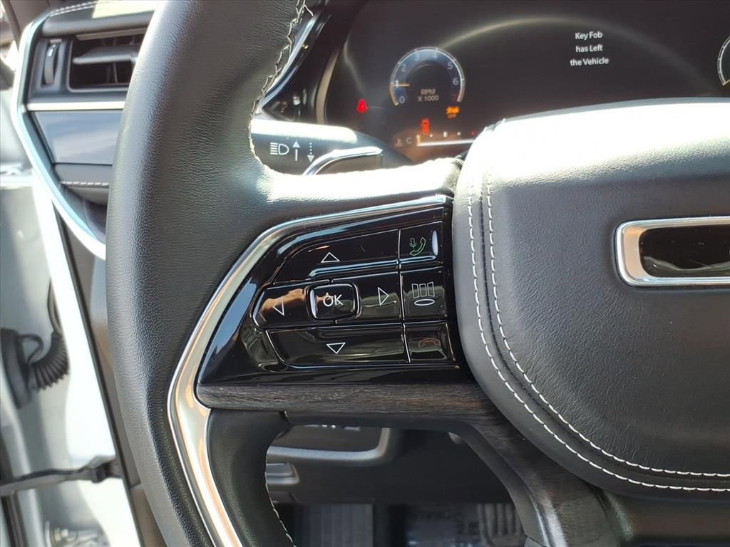 Used 2022 Jeep Grand Cherokee Overland w/ Luxury Tech Group IV image 17