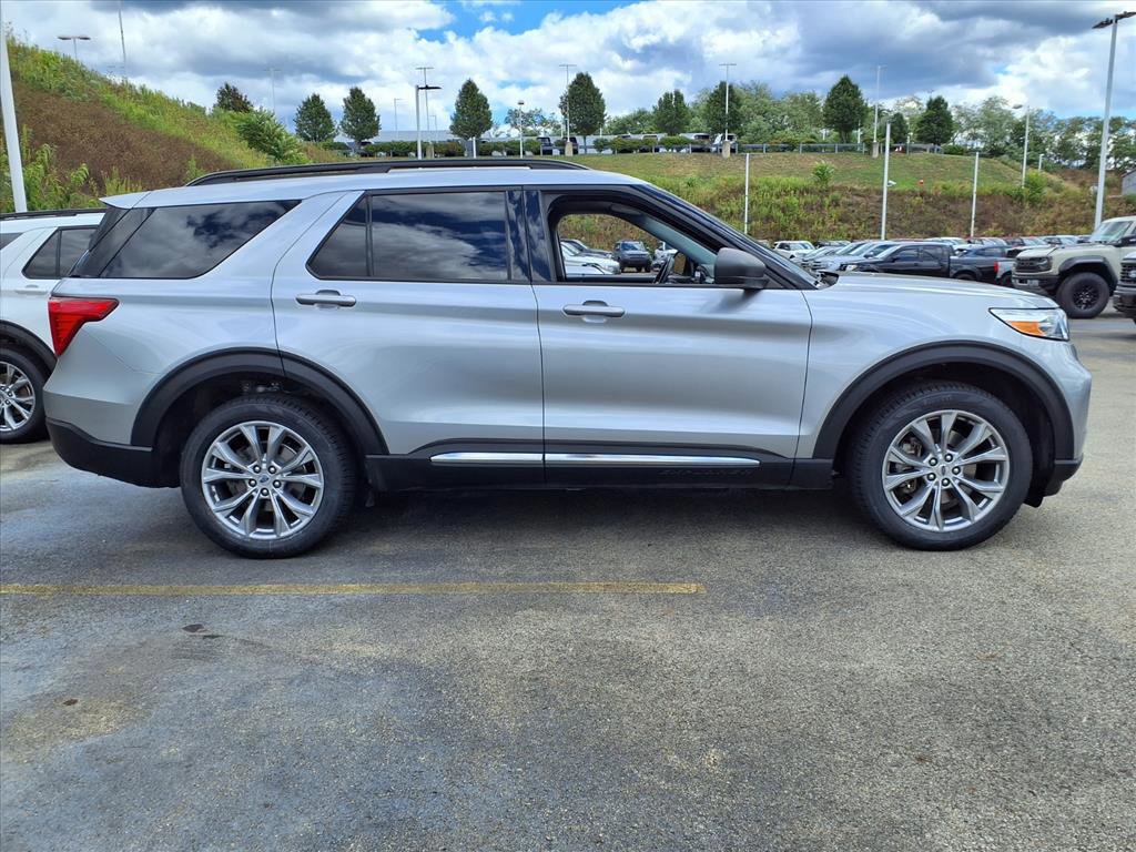 Certified 2022 Ford Explorer XLT w/ Equipment Group 202A image 4