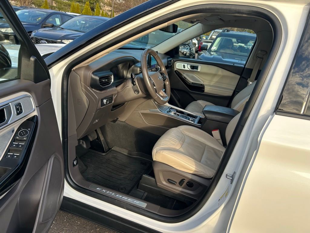 Certified 2022 Ford Explorer Platinum w/ Equipment Group 601A image 15